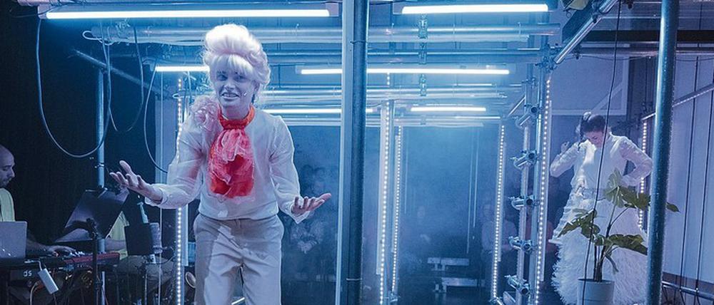 In der kleinsten Hütte. Szene aus Felix Krakaus „Opera for sale“.