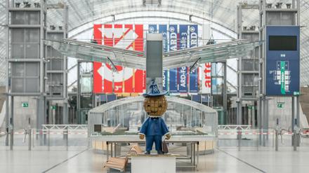 Das Messemännchen steht in der leeren Glashalle der Leipziger Messe. (Archiv)