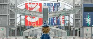 Das Messemännchen steht in der leeren Glashalle der Leipziger Messe. (Archiv)