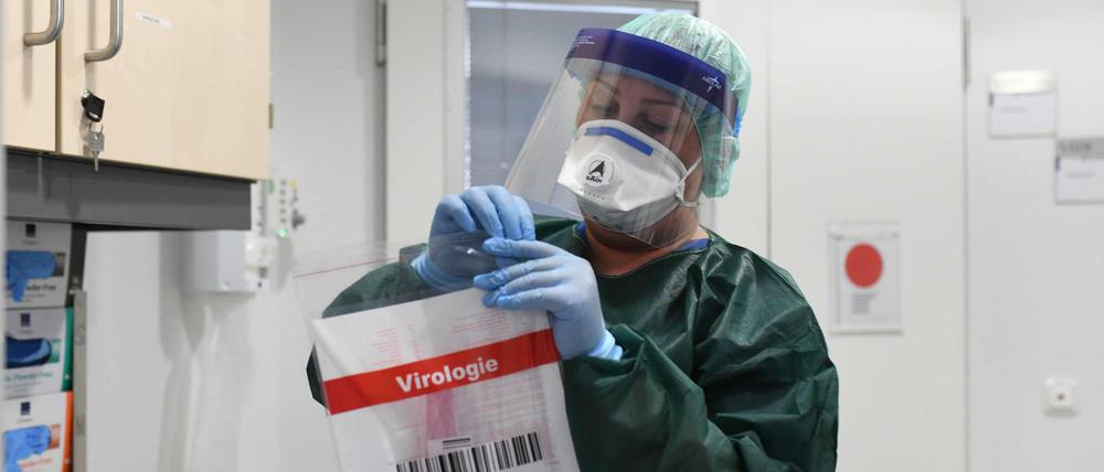 Eine Krankenschwester im Uniklinikum Essen nimmt Proben bei Coronavirus-Verdachtsfällen.