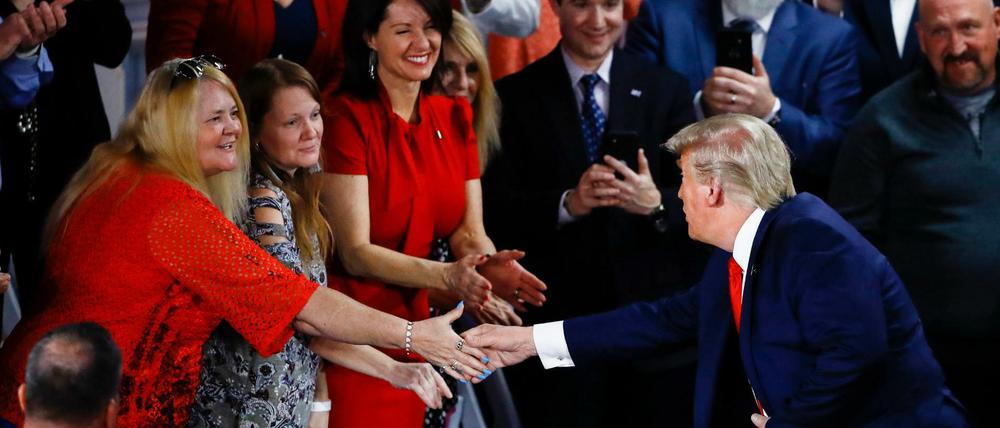 Bislang hat Trump nicht erkennen lassen, dass er in Massenveranstaltungen ein Problem sieht, hier ein Foto von vergangener Woche.