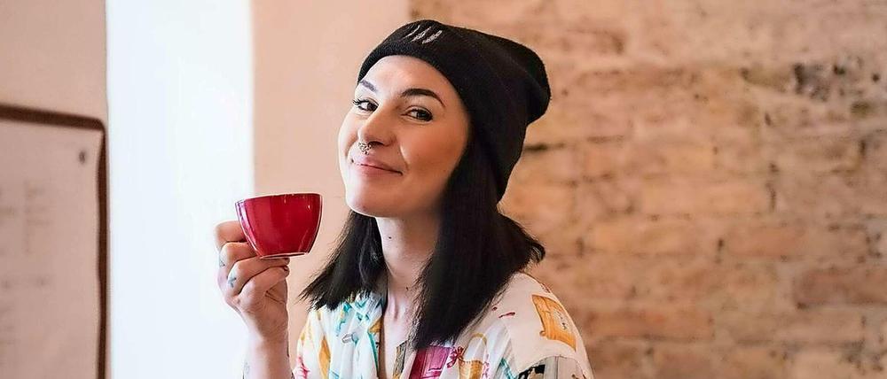 Der Punk unter den Baristas. Nicole Battefeld, 30, ist in ihrem Beruf vielfach ausgezeichnet. Kaffee ist ihre Welt. Und sie verrät gern, wo man ihn kaufen und wie man ihn aufbrühen sollte.