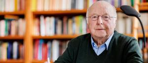 Norbert Blüm (CDU) in seinem Arbeitszimmer.