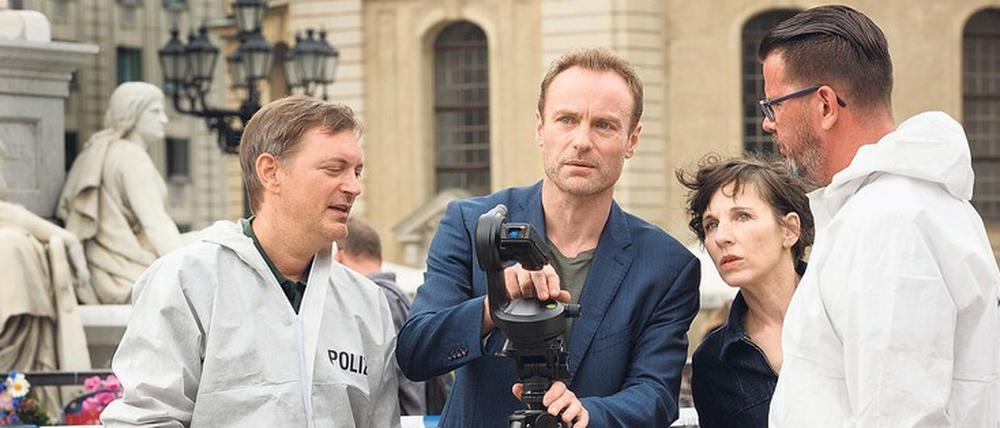 Ein Mord mitten auf dem Gendarmenmarkt. Die Kommissare Karow (Mark Waschke) und Rubin (Meret Becker) wollen mit den Kollegen der Spurensuche herausfinden, von wo der tödliche Schuss auf die Jurastudentin abgegeben wurde. 