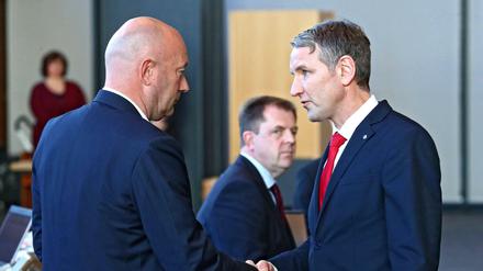 Erfurt, 5. Februar: Thüringens AfD-Chef Björn Höcke gratuliert dem FDP-Politiker Thomas Kemmerich zur Wahl zum Ministerpräsidenten.