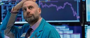 Wo geht das noch hin? Ein Börsianer schaut sich am Montag frustriert den Kursverlauf an der Wall Street an. 