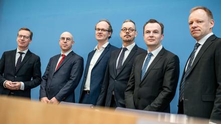 Forscher fordern Abkehr von schwarzer Null: Michael Hüther, Gabriel Felbermayr, Sebastian Dullien, Peter Bofinger, Jens Südekum, Clemens Fuest (von links).