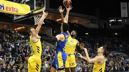 Schluss mit der Blockparty. Die Basketballer von Alba Berlin müssen auf unbestimmte Zeit pausieren.