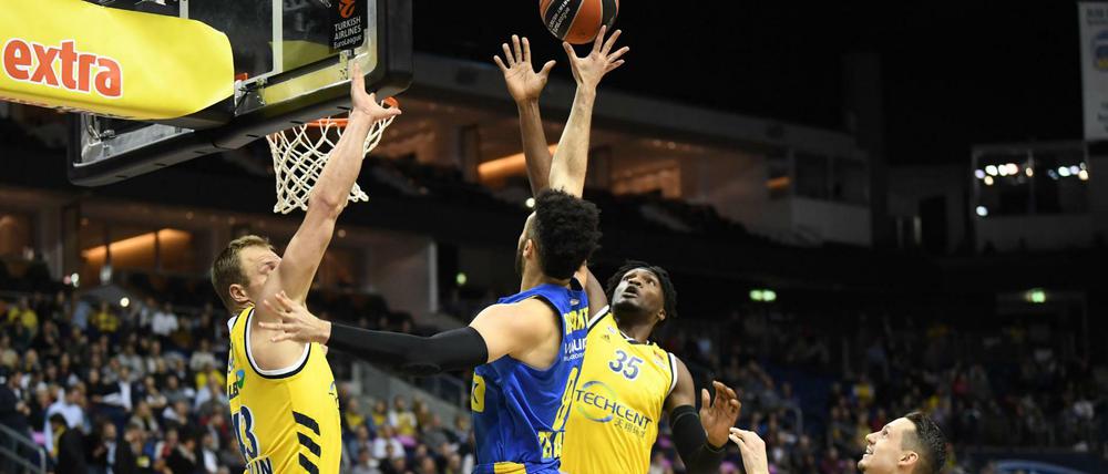 Schluss mit der Blockparty. Die Basketballer von Alba Berlin müssen auf unbestimmte Zeit pausieren.