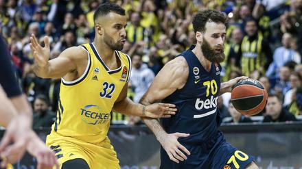 Johannes Thiemann (links) muss mit Alba Berlin eine unfreiwillige Pause einlegen. Ob die Saison überhaupt noch beendet wird, ist unklar.