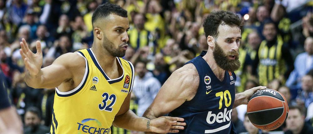 Johannes Thiemann (links) muss mit Alba Berlin eine unfreiwillige Pause einlegen. Ob die Saison überhaupt noch beendet wird, ist unklar.