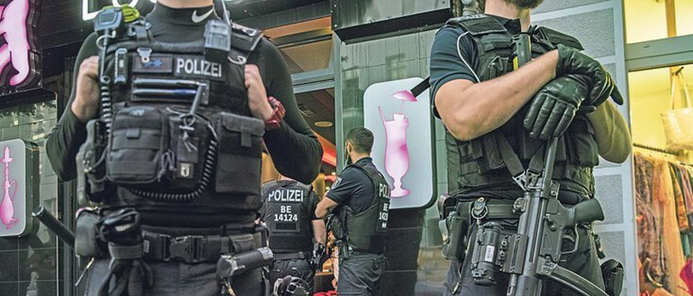 Drohgebärden. Auch verstärkte Polizeikontrollen und Razzien, selbstverständlich in voller Montur, sollen die Clanszene einschüchtern.
