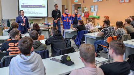 Berufsorientierung mit Praktikern aus Unternehmen in einer Schule in Brandenburg.