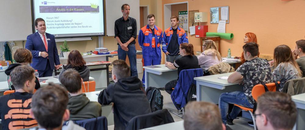 Berufsorientierung mit Praktikern aus Unternehmen in einer Schule in Brandenburg.