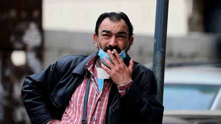 Rauchen mit Maske - ein Passant in Beirut.