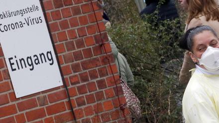 Eine Mitarbeiterin des Wenckebach-Klinikums im Bezirk Tempelhof steht am Eingang der Abklärungsstelle Coronavirus. 
