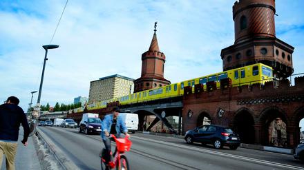 Radfahrer auf der Oberbaumbrücke.