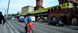 Radfahrer auf der Oberbaumbrücke.