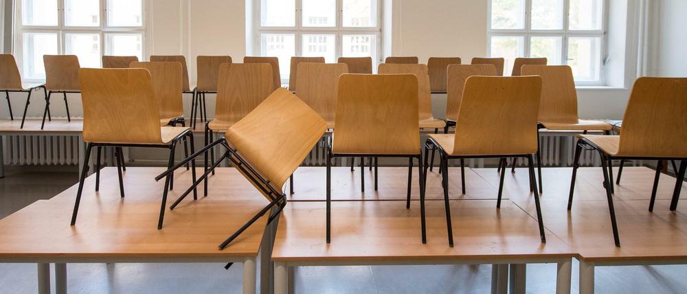 Ein leeres Klassenzimmer in einer Schule.