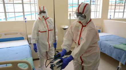 Mitarbeiter der Coronavirus-Isolationsstation des Krankenhauses von Mbagathi sind in Schutzanzüge gekleidet. 