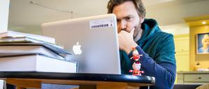 Mit Kaffee und Rechner. Wer krank zu Hause ist oder in Quarantäne, bekommt sein Gehalt beziehungsweise eine Entschädigungsleistung. 