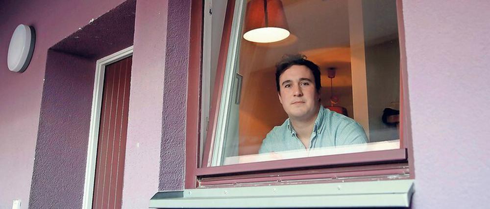 Er muss drinnen isoliert sein, weil er sonst andere infizieren würde. Das weiß er jetzt – es macht die Quarantäne leichter.