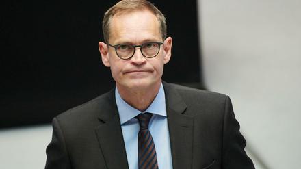 Michael Müller (SPD), Regierender Bürgermeister geht während der Sitzung im Berliner Abgeordnetenhaus durch den Saal.
