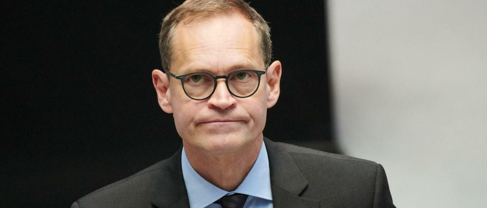 Michael Müller (SPD), Regierender Bürgermeister geht während der Sitzung im Berliner Abgeordnetenhaus durch den Saal.