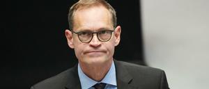 Michael Müller (SPD), Regierender Bürgermeister geht während der Sitzung im Berliner Abgeordnetenhaus durch den Saal.