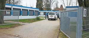In Düsseldorf soll eine Flüchtlingsunterkunft als Quarantänestation genutzt werden. Die rund dort beheimateten Flüchtlinge sollen laut Stadt auf freie Plätze in anderen Unterkünften verteilt werden. Die Quarantänestation soll benutzt werden, falls zum Beispiel Touristen als Corona-Verdachtsfälle in Düsseldorf stranden oder es Düsseldorfer gibt, die nicht in häuslicher Quarantäne verbleiben können.  
