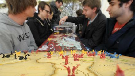 Studenten spielen ein Brettspiel