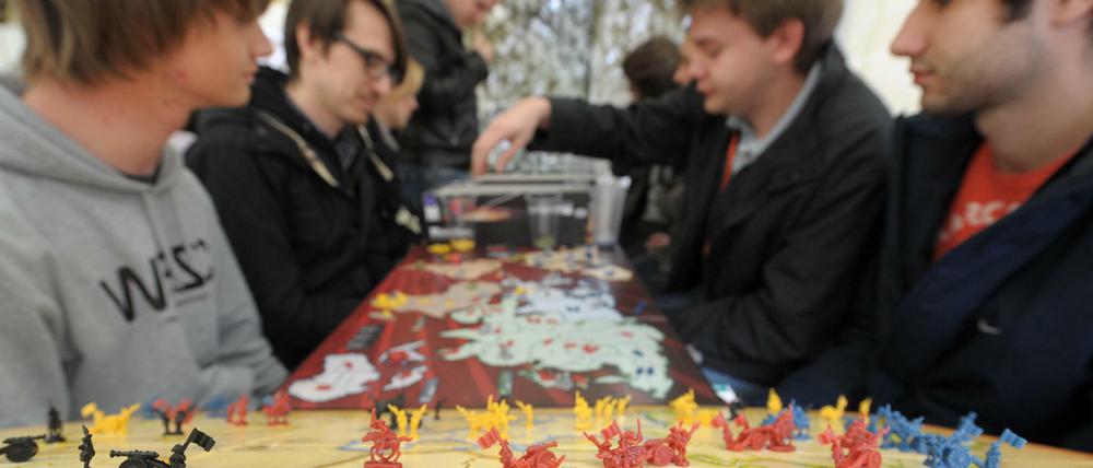 Studenten spielen ein Brettspiel
