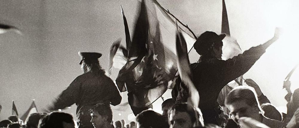Dramatisches Halbdunkel: Eindrücke vom Tag der deutschen Vereinigung, fotografiert von Barbara Klemm 1990 in Berlin.