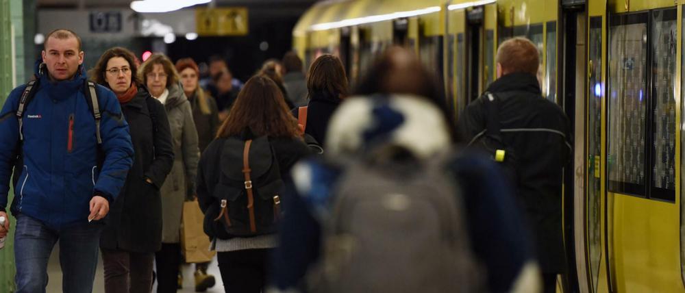 Das Coronavirus verändert den Alltag vieler Menschen in Berlin. Der Öffentliche Personennahverkehr soll nun der Nachfrage angepasst werden.