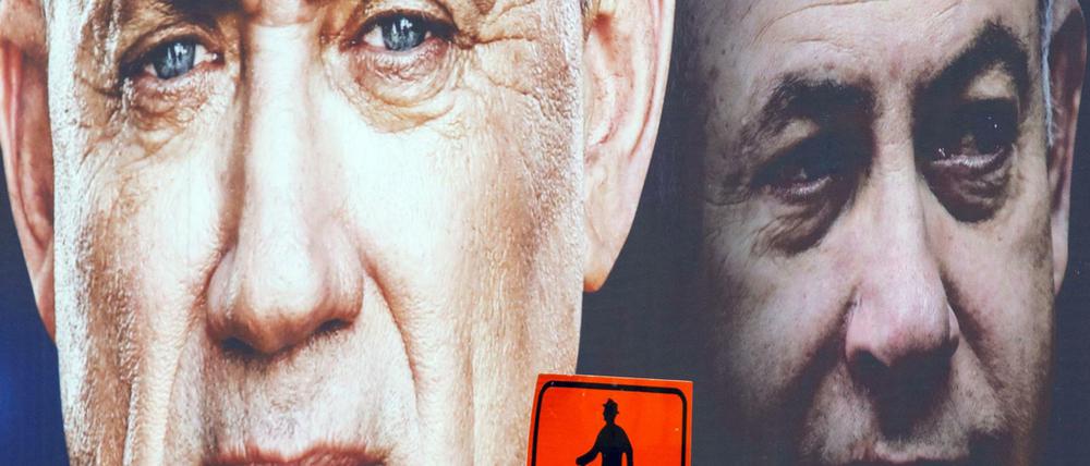 Ein Wahlplakat des Mitte-Bündnisses Blau-Weiß zeigt dessen Kandidaten Benny Gantz (l).