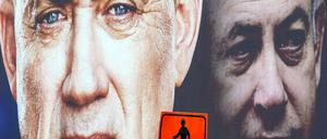 Ein Wahlplakat des Mitte-Bündnisses Blau-Weiß zeigt dessen Kandidaten Benny Gantz (l). 