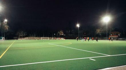 Bezirkspolitik in der Pandemie: Da müssen die Verordneten auf dem Sportplatz tagen.