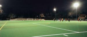 Bezirkspolitik in der Pandemie: Da müssen die Verordneten auf dem Sportplatz tagen.