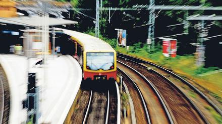 Unterwegs in der Ring-Bahn. Autor Jens Bisky ist nur mit Widerwillen nach Berlin gezogen, hat sich dann aber mit viel Leidenschaft in die Geschichte der Stadt vertieft. Darüber erzählt er während einer S-Bahnfahrt mit Tagesspiegel- und „Checkpoint“-Redakteurin Ann-Kathrin Hipp. Foto: imago/Seeliger