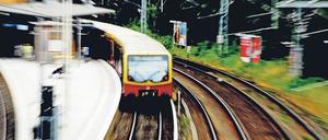 Unterwegs in der Ring-Bahn. Autor Jens Bisky ist nur mit Widerwillen nach Berlin gezogen, hat sich dann aber mit viel Leidenschaft in die Geschichte der Stadt vertieft. Darüber erzählt er während einer S-Bahnfahrt mit Tagesspiegel- und „Checkpoint“-Redakteurin Ann-Kathrin Hipp. Foto: imago/Seeliger