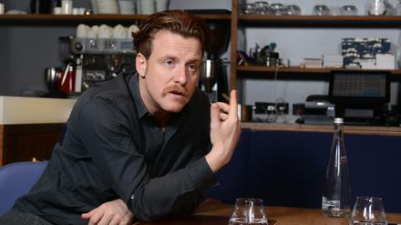 Billy Wagner (hier Ende 2018 bei einem Interview im "Restaurant Tim Raue") organisiert das "Blackout Dinner" und stellt sich kritischen Fragen