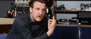 Billy Wagner (hier Ende 2018 bei einem Interview im "Restaurant Tim Raue") organisiert das "Blackout Dinner" und stellt sich kritischen Fragen