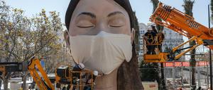 Nach der Absage des Frühlingsfests in Valencia bekommt eine Figur einen Mundschutz.