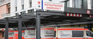 Rettungswagen stehen vor der Notaufnahme der Universitätsklinik Freiburg. 