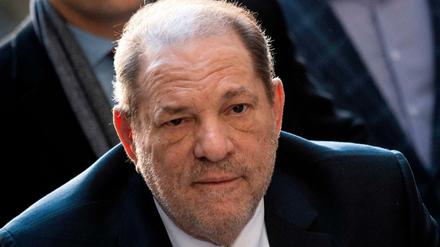 Harvey Weinstein erscheint zum Prozesstermin