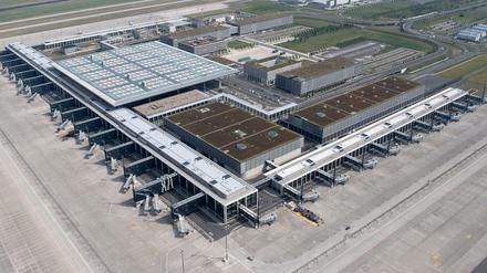 Blick über den Hauptstadtflughafen BER in Schönefeld.