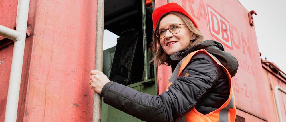 Die ehemalige BVG-Chefin Sigrid Evelyn Nikutta in ihrer neuen Rolle als Vorstandsmitglied der Deutschen Bahn (DB) für den Bereich Güterverkehr auf dem Güterbahnhof Ruhleben in Berlin-Spandau.