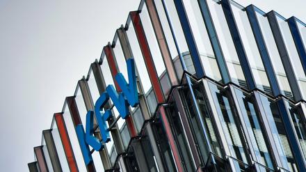 Die Kreditanstalt für Wiederaufbau (KfW) vermittelt die Kredite an Geldinstitute. 