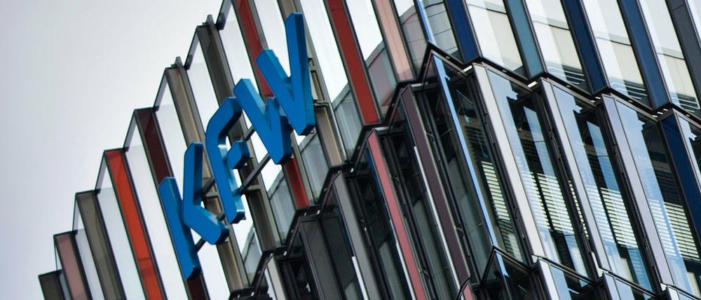 Die Kreditanstalt für Wiederaufbau (KfW) vermittelt die Kredite an Geldinstitute.