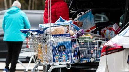 Viele decken sich wegen des Coronavirus mit Lebensmitteln ein.
